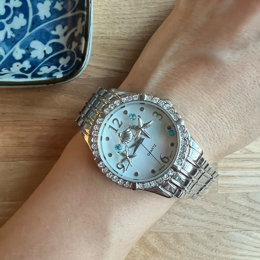 Avon ladies silver tone Beachy fashion watch NEW BATTERY - Picture 2 of 7